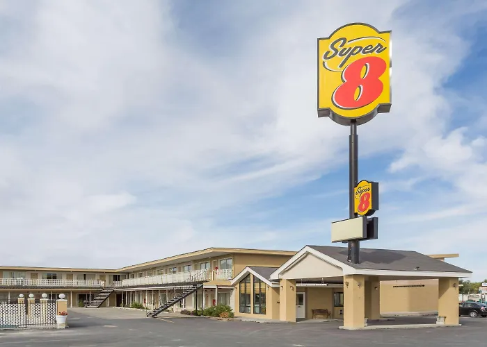 Super 8 By Wyndham Wells