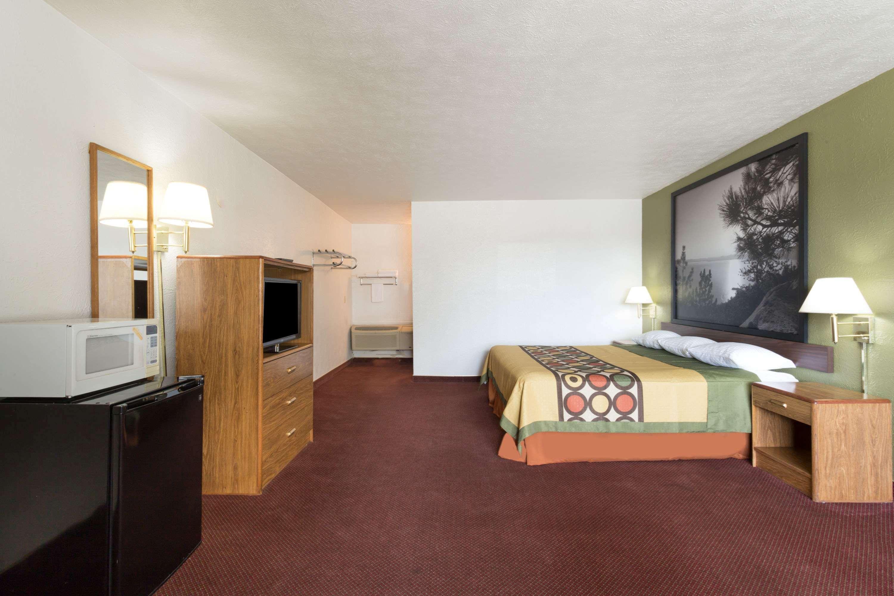 Super 8 By Wyndham 2* Wells