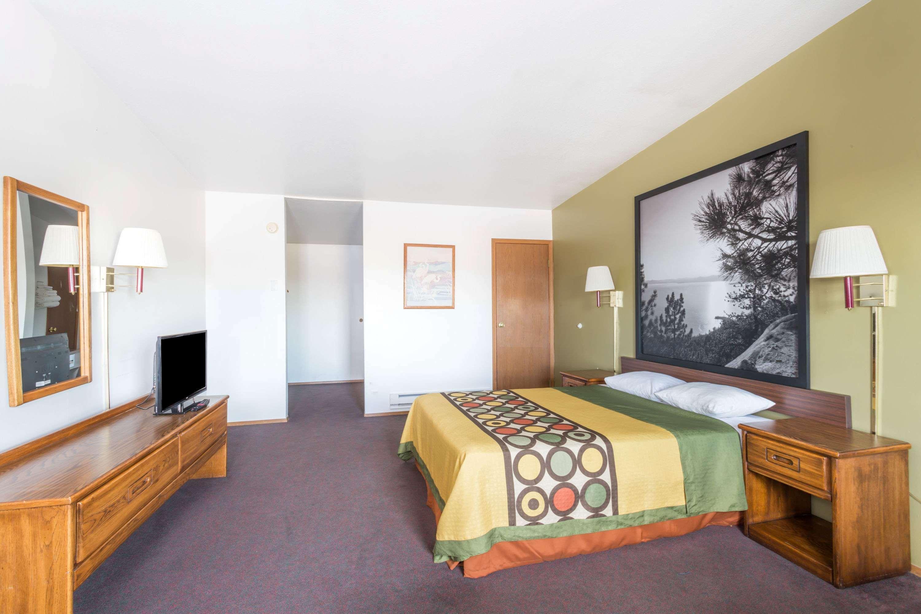 Super 8 By Wyndham Hotel 2*