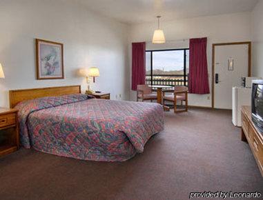Super 8 By Wyndham Wells